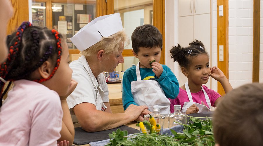 Kinder und Küchenkraft entdecken Lebensmittel.