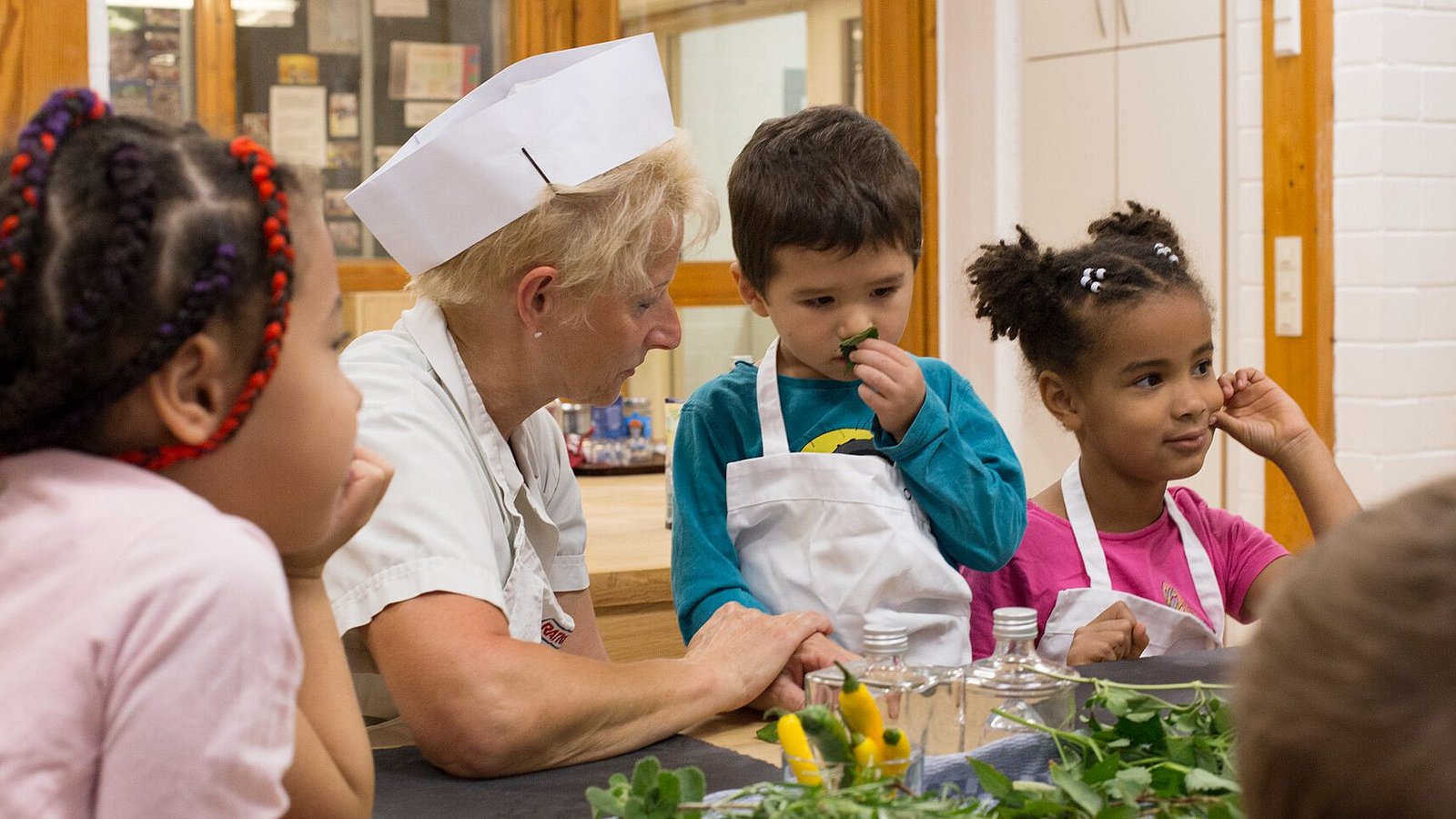 Kinder und Küchenkraft entdecken Lebensmittel.