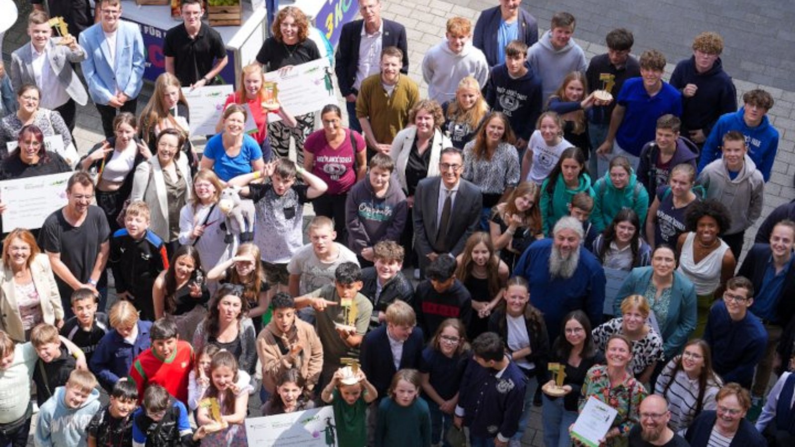 Bundesernährungsminister Özdemir mit den Gewinner*innen des Schulwettbewerbes Echt Kuh-l 2024.