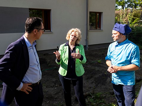 BM Özdemir besucht Berliner Kita.