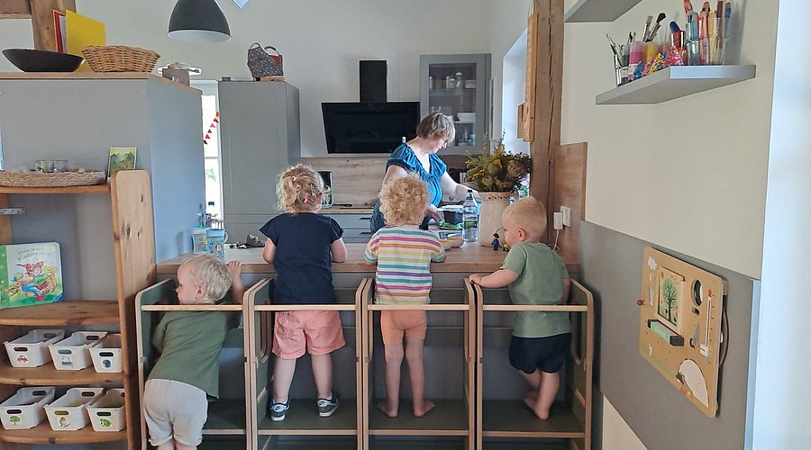 Kleinkinder in der Großtagespflegestelle Landwichtel schauen bei der Zubereitung der Mahlzeiten zu.