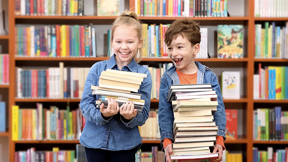 Zwei Schulkinder in der Bibliothek