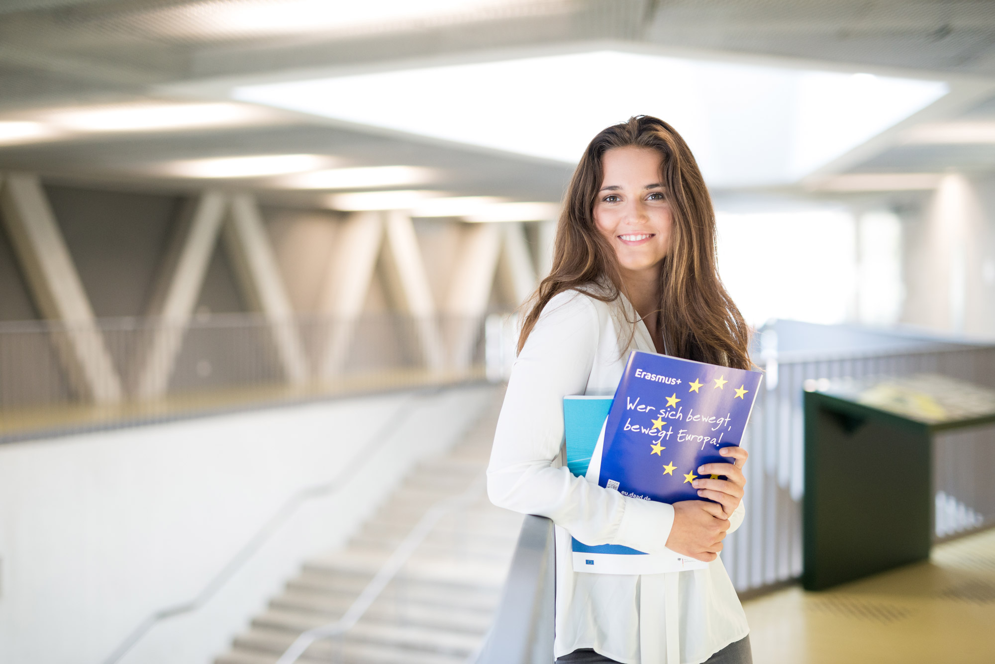 Schülerin hät Info-Mappe zum europäischer Schulaustauschprogramm Erasmus+ in der Hand. 