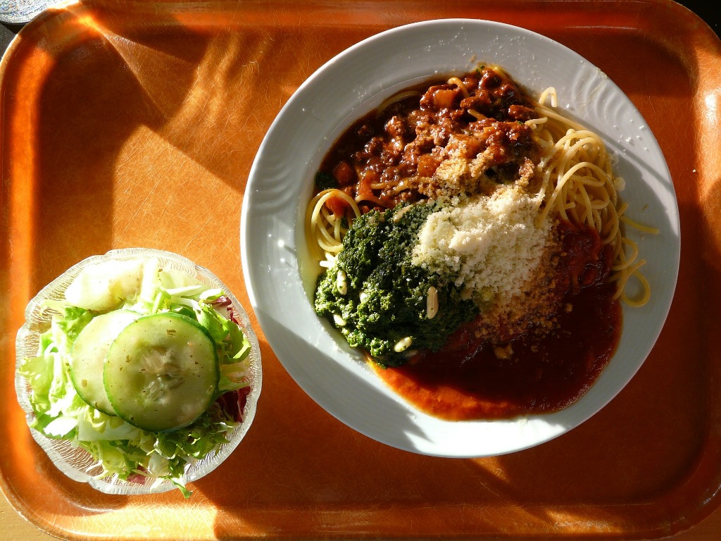 Spaghetti Bolognese mit Salat auf einem Mensatablett